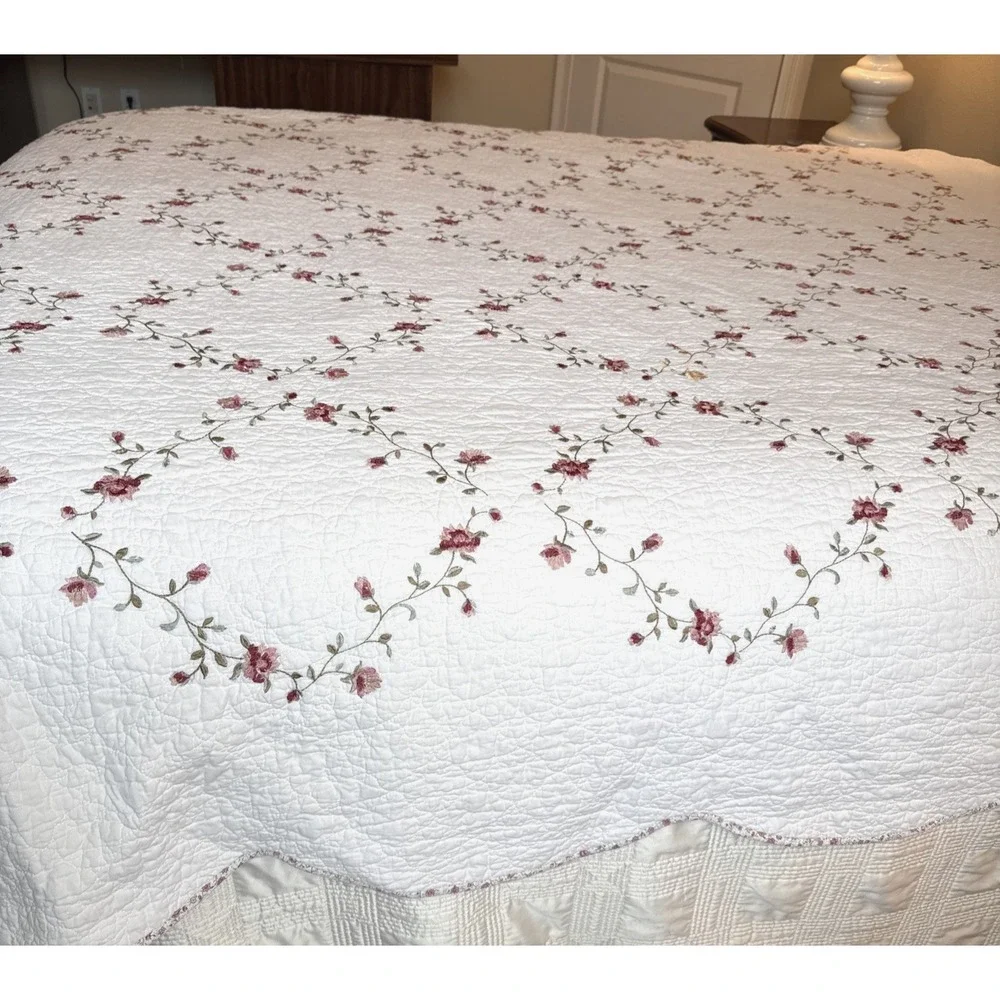 Better Homes & Gardens Hannalore Quilt Full/Queen 90x92 White Roses Cottage